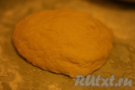 Высыпать муку и замесить мягкое тесто. 