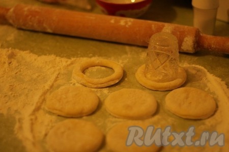 По центру кружочков делаем дырки, которые вырезаем маленьким стаканчиком