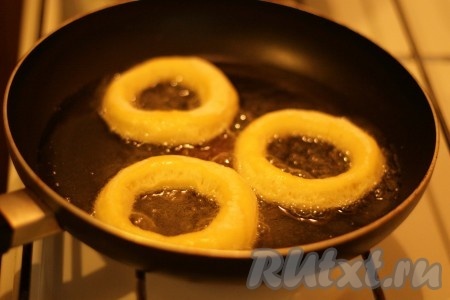 Жарить пончики в большом количестве растительного масла.