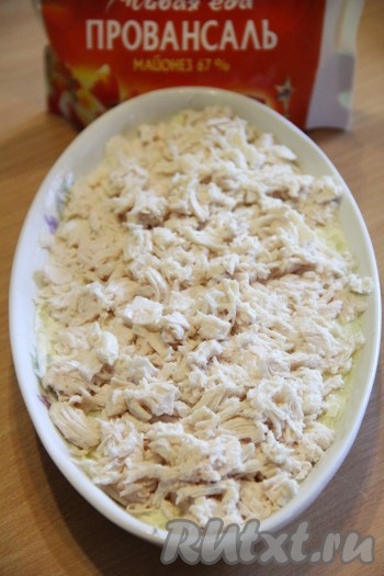Поверх картофеля выложить куриную грудку. Слегка посолить, смазать майонезом и утрамбовать.