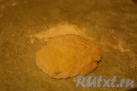 Добавить муку и замесить эластичное тесто.