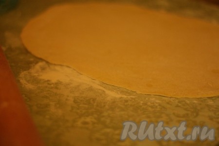 Тесто тонко раскатать, как на лапшу и нарезать полосками. 