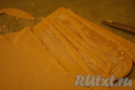 Тесто тонко раскатать, как на лапшу и нарезать полосками. 