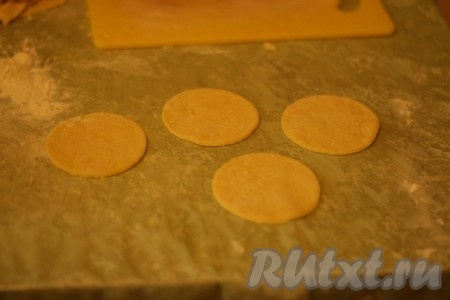 Из теста вырезать четыре кружочка