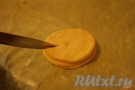 Кружочки выкладываем сверху друг на друга. И ножом делаем надрезы по периметру. 