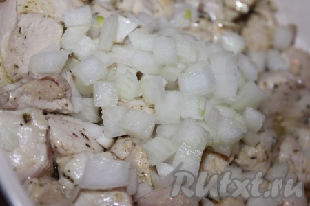 Добавить в сковороду лук и обжаривать вместе с куриным филе в течение пары минут, не забывая помешивать.
