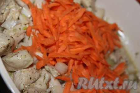 Затем добавить морковь к луку и куриному мясу. Убавить огонь до среднего и обжаривать, помешивая, около 5 минут.
