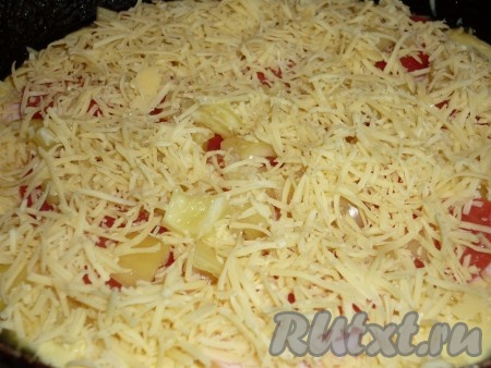 Щедро посыпаем сыром. Закрываем сковороду крышкой и готовим нашу быструю пиццу на медленном огне примерно 15-20 минут. За это время сыр полностью расплавится, но при этом дно пиццы не должно подгореть. 
