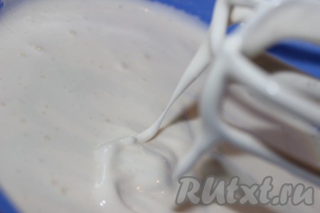 Перед началом приготовления печенья духовку нужно разогреть до 220 градусов. На максимальной скорости миксера взбить яйца с сахарной пудрой и ванильным сахаром. Взбивать нужно&nbsp;в течение 7-10 минут (до получения светлой кремообразной массы и увеличения объёма в 3 раза).