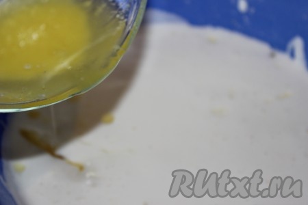 Добавить растопленное и охлаждённое до комнатной температуры сливочное масло, тщательно перемешать яично-масляную смесь ложкой.&nbsp;