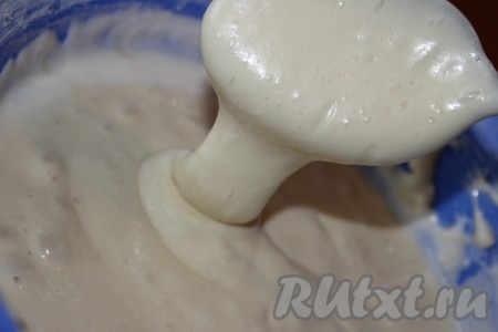 Через сито просеять муку с разрыхлителем, добавить в яично-масляную смесь. Аккуратно перемешать ложкой до однородной консистенции. Тесто должно получиться воздушным, напоминающим густую сметану.