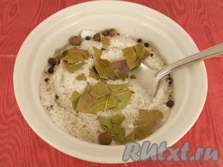 Лист лавровый поломать руками на кусочки и добавить к соляной смеси.