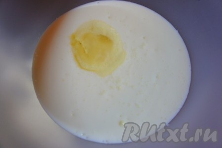 В кефир добавить соду, соль, сахар и 1 ст. л. масла. Хорошо размешать. 