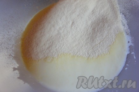 Добавить понемногу муку, размешивая ложкой. Когда станет невозможно мешать ложкой - вымешивать тесто руками.