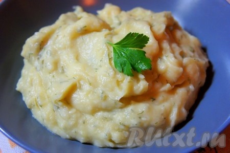 Стандартно сделать картофельное пюре, добавить в него жаренный лук, зелень.