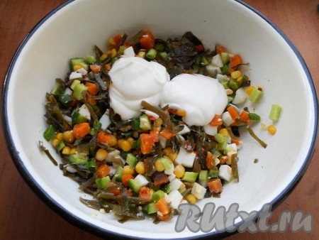 Салат посолить, добавить майонез и сметану.