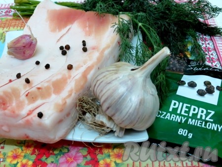 Для приготовления намазки нам понадобится: сало, чеснок, перец чёрный горошком, перец жгучий, укроп, соль.
