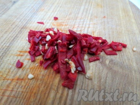 Жгучий перец мелко измельчаем. Если не любите очень острое, тогда уберите зёрнышки, они придают перцу остроту.
