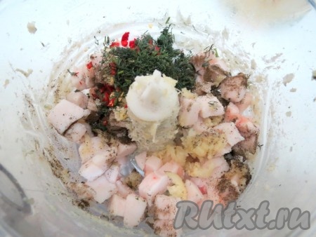 Складываем в чашу комбайна оставшуюся половину нарезанного сала, несколько зубчиков чеснока, острый перец, чёрный перец, молотый через мельницу, несколько веточек мелко нарезанного укропа, соль. Перемалываем все компоненты в блендере до однообразного состояния. Второй вариант намазки из сала готов. 
