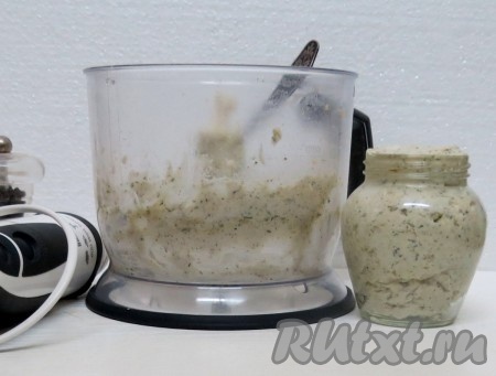 Солим, перемешиваем и первая намазка из сала готова.
