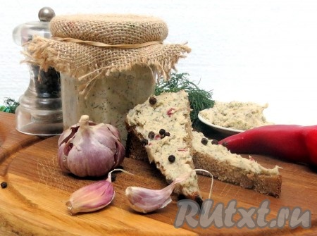 И первая, и вторая намазка готовятся из сырого сала, поэтому, после перемешивания сала с солью и прочими специями, полученную массу нужно выложить в баночку с плотно закрывающейся крышкой и поставить на сутки в холодильник. Намазав такое сало на хлеб, Вы получите наивкуснейшую закуску. Обязательно попробуйте!
