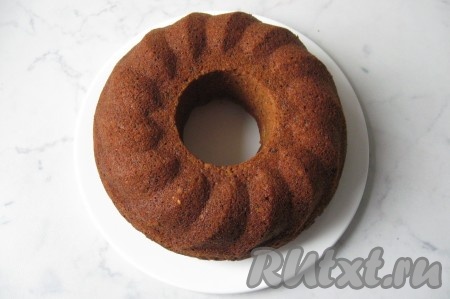 Готовый кекс достать из духовки, немного охладить и вынуть из формы.