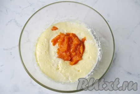 Тыквенное пюре нужно будет приготовить заранее, для этого очищенную тыкву нужно нарезать на кусочки, выложить на тарелку, на которой можно готовить в микроволновке. Поставить тарелку с тыквой в микроволновую печь. Запекать при максимальной мощности 5 минут (до мягкости тыквы). Можно запекать тыкву до мягкости (в течение 45-50 минут) и в духовке, разогретой до 180 градусов. Мягкие кусочки тыквы пробить погружным блендером до получения однородного пюре. Для приготовления кекса нам потребуется примерно 150 грамм тыквенного пюре. Добавить тыквенное пюре в молочно-масляную смесь, перемешать миксером до однородности.