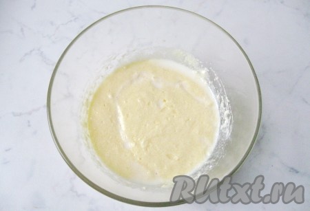 Влить молоко и перемешать молочно-масляную смесь миксером.