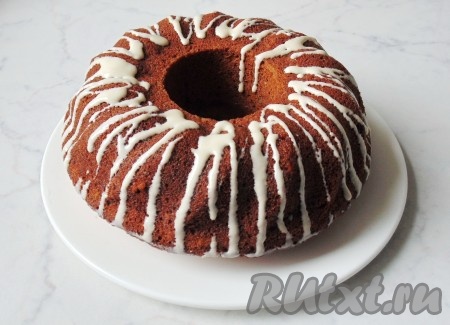 Украсить кекс по своему вкусу. Я растопила белый шоколад и им полила кекс. Можно просто посыпать сахарной пудрой.
