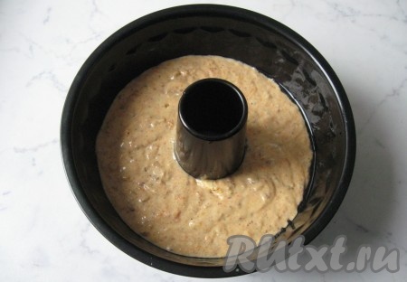 Форму для кекса смазать маслом и вылить в неё тесто.