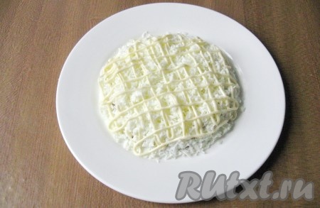 Нанести на белки сеточку майонеза.
