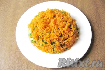 Морковь сварить, охладить, очистить и натереть на терке. Время приготовления моркови 30-35 минут. Выложить на зеленый лук.
