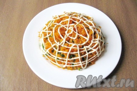 Покрыть слой моркови майонезом. 
