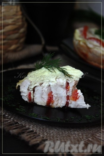 Вкусный, сочный куриный пирог готов. Приятного аппетита!