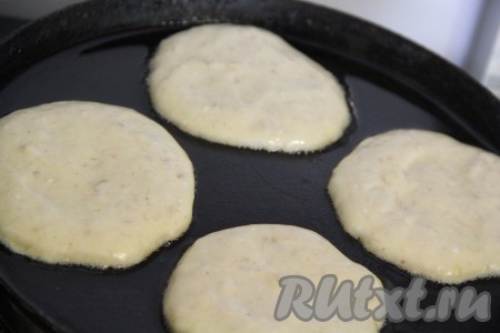 Сковороду для выпекания смазать маслом с помощью силиконовой кисточки и хорошо разогреть. Выкладывая по 1 столовой ложке теста, формировать круглые оладьи.
