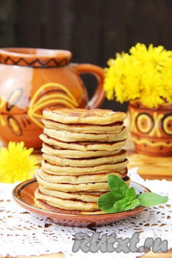 Вот такие золотистые, вкусные&nbsp;творожно-банановые оладьи получаются. Подать их можно со сметанкой, вареньем или сиропом. Они хороши как в горячем, так и в холодном виде.
