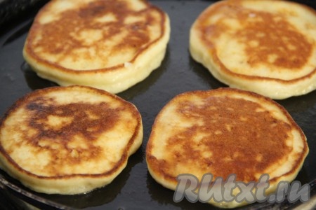  Выпекать оладушки с двух сторон до золотистой корочки.