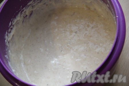 Дальше смотрим, если тесто слишком крутое, можно добавить немного молока. Здесь всё зависит от сочности бананов, от жирности и консистенции творога и конечно от объёма яйца. У меня для приготовления теста ушло 100 мл молока. Тесто для творожно-банановых оладий должно получиться по консистенции ровным, однородным и как густая сметана.
