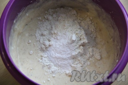  Затем всыпать муку и разрыхлитель. Всё перемешать ложкой.