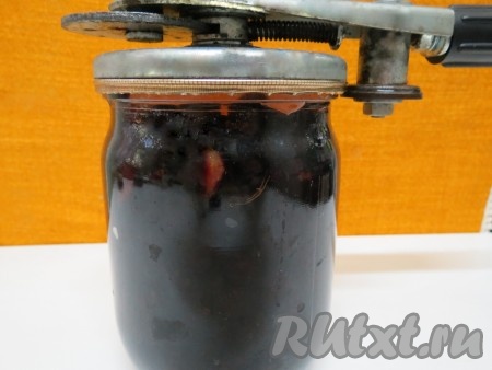 Кипящим маринадом второй раз заливаем баночки с тёрном и сразу закатываем крышками. Переворачиваем банки, накрываем одеялом до полного остывания.
