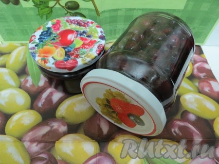 Приблизительно через сутки банки можно вынимать из-под одеяла. А через месяц открывать и кушать, украшать блюда маринованным тёрном. Хранить можно при комнатной температуре в кладовке.
