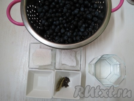 Для приготовления маринованного тёрна нам понадобится тёрн, соль, сахар, уксус, вода, лавровый лист, перец горошком, перец душистый, гвоздика.
