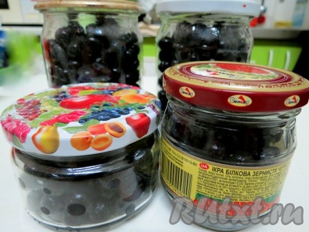 Крышки кипятим. Баночки тщательно моем с пищевой содой и стерилизуем любым удобным для вас способом. Есть ещё один способ стерилизации, который использую, когда мало баночек. В вымытые баночки наливаем кипяток, переливая через край, и оставляем на 5 минут. Затем воду сливаем. В баночки выкладываем тёрн, пересыпая гвоздикой, чёрным перцем горошком и душистым. У нас получилось 4 баночки:&nbsp; две баночки - по 0,5 литра, одна баночка - 300 миллилитров и одна баночка - 200 миллилитров.
