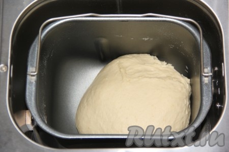 Если вы хотите замесить тесто вручную, тогда сперва растворите дрожжи в тёплой воде (температура воды не более 40 градусов) и оставьте на 15 минут, чтобы дрожжи ожили. Затем в глубокой миске соедините подошедшие дрожжи, соль, сахар, майонез и яблочное пюре. Слегка перемешайте, а затем всыпьте просеянную пшеничную муку и замесите руками нежное, мягкое тесто. Месите тесто не менее 15 минут. Затем оставьте тесто в тёплом месте на 1-1,5 часа для подъёма.