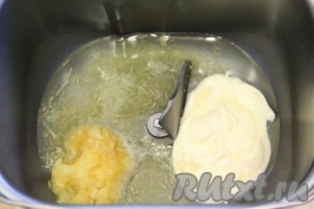 В ведёрко хлебопечки влить тёплую воду, добавить яблочное пюре, майонез и сахар. Вода не должна быть очень тёплой - её температура не должна быть выше 40 градусов.