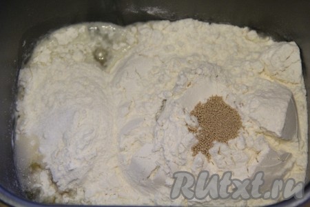 Затем всыпать муку, а соль и дрожжи разложить по разным углам ведёрка хлебопечки. Выставить в хлебопечке режим "Замес теста", у меня этот процесс занимает 1,5 часа.