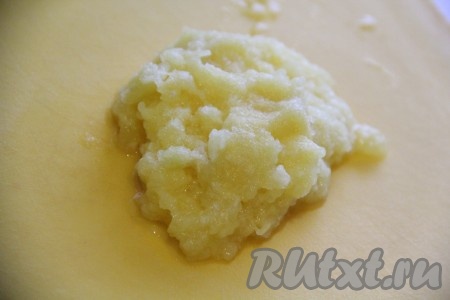 Яблоко очистить от кожуры и натереть на мелкой тёрке, получится яблочное пюре.