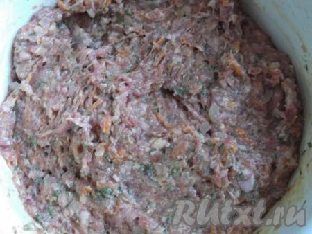Немного отбиваем фарш (то есть несколько раз поднимаем его и бросаем в миску). Фарш на 30 минут ставим в холодильник, чтобы настоялся и застыл.