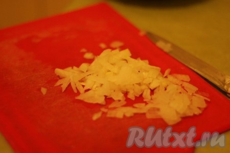 Лук нарезать небольшими кусочками.