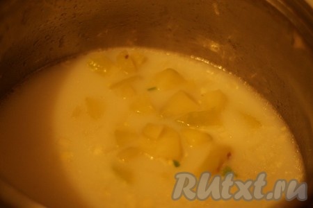 Добавить в бульон, картофель, перец и соль.